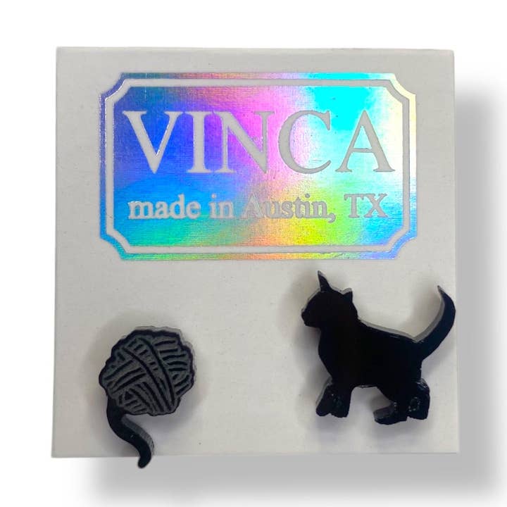 Dernière chance ! Boucles d'oreilles Chaton & Fil en Noir pour la vente par Vinca