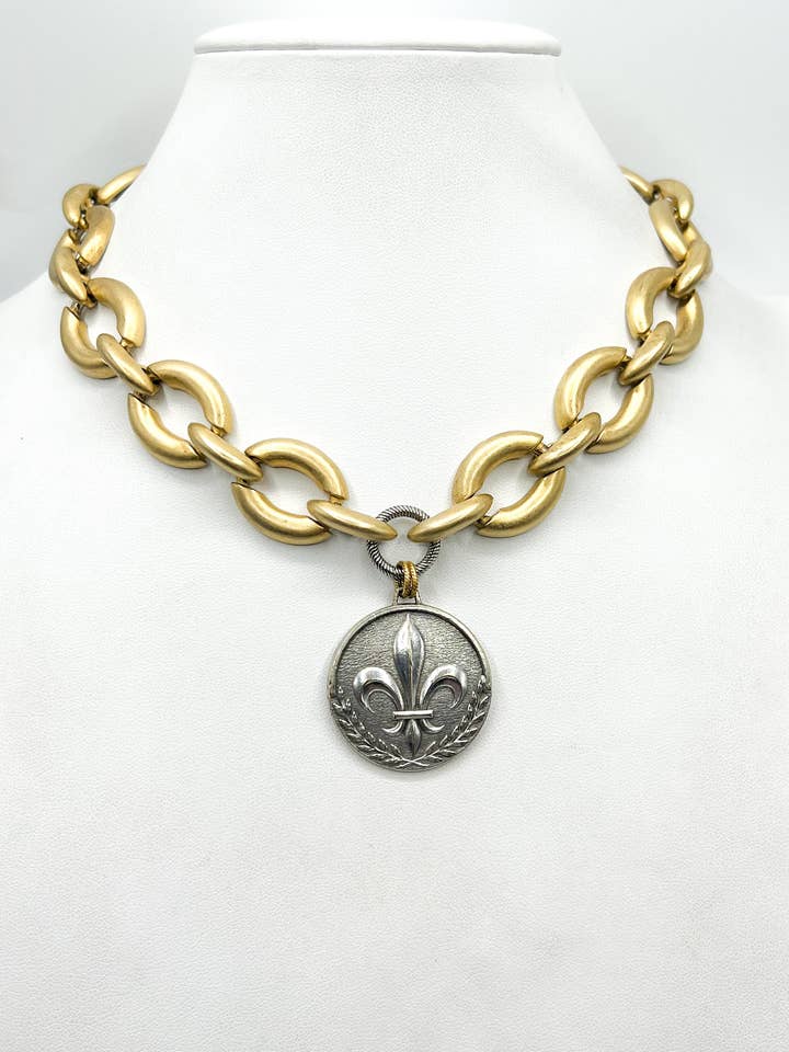 Collana con medaglia francese fleur de lis per la vendita all'ingrosso da parte di River Lea Jewels