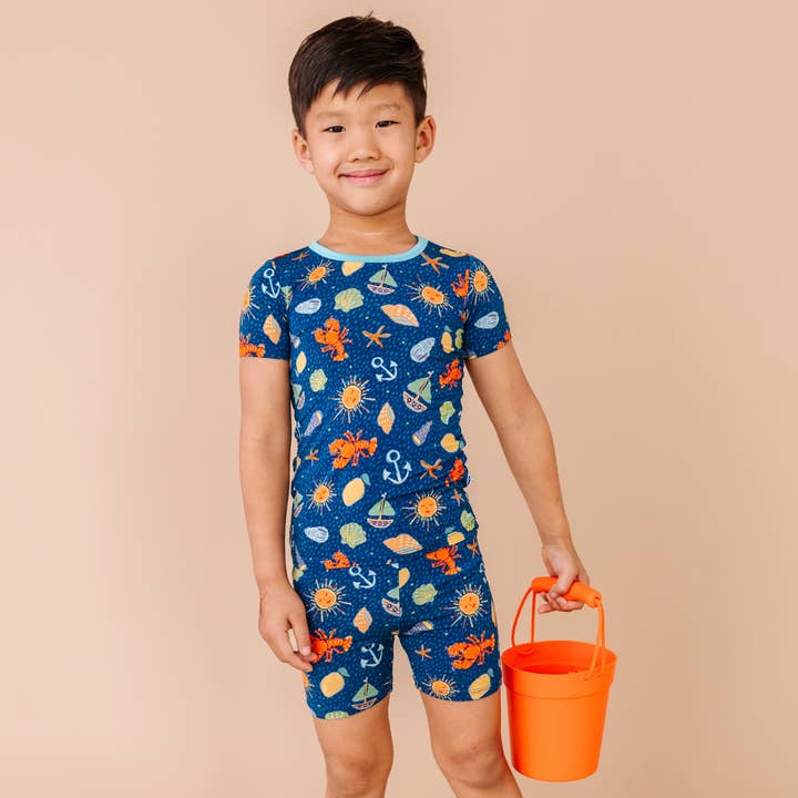 Ensemble de pyjama court bleu « Shell We Go to Bed » pour la vente par Kiki + Lulu