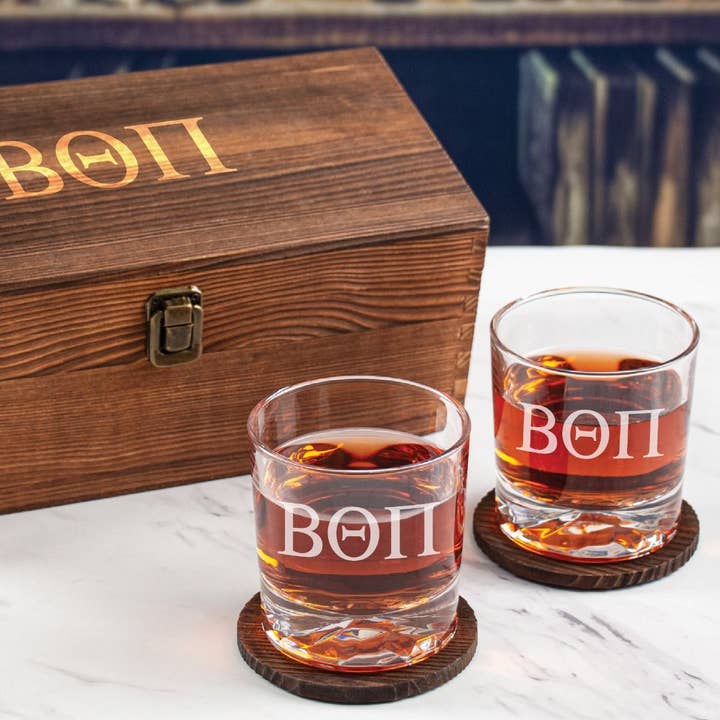 MB Brands Inc – Großhandel Cocktail-/Schnapsglas – Beta Theta Pi individuell gravierte personalisierte Whiskygläser in Holz-Geschenkbox
