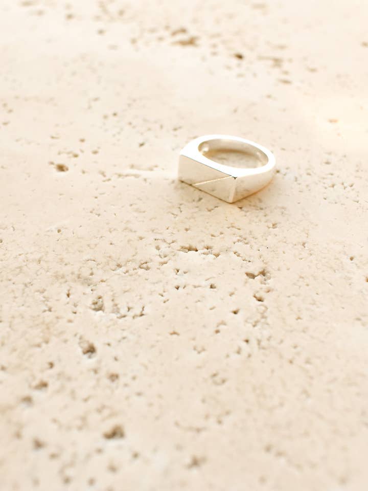 La chevalière de la place Lo pour la vente par Two Cities