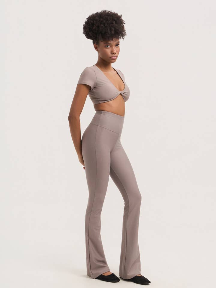 Leggings atléticos acampanados SOFT TOUCH | Desert Dust para venta al por mayor de BAYA