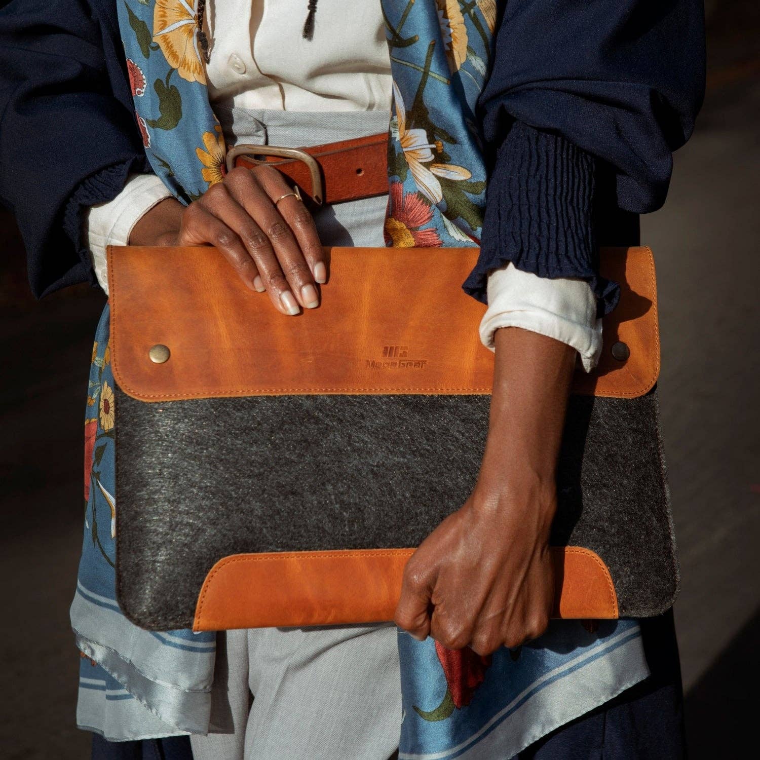 Londo – wholesale Laptop/tablet case – Unisex – MegaGear Fine Leather and Fleece Sleeve Bag for MacBook Pro, MacBook Air and iPad Case4