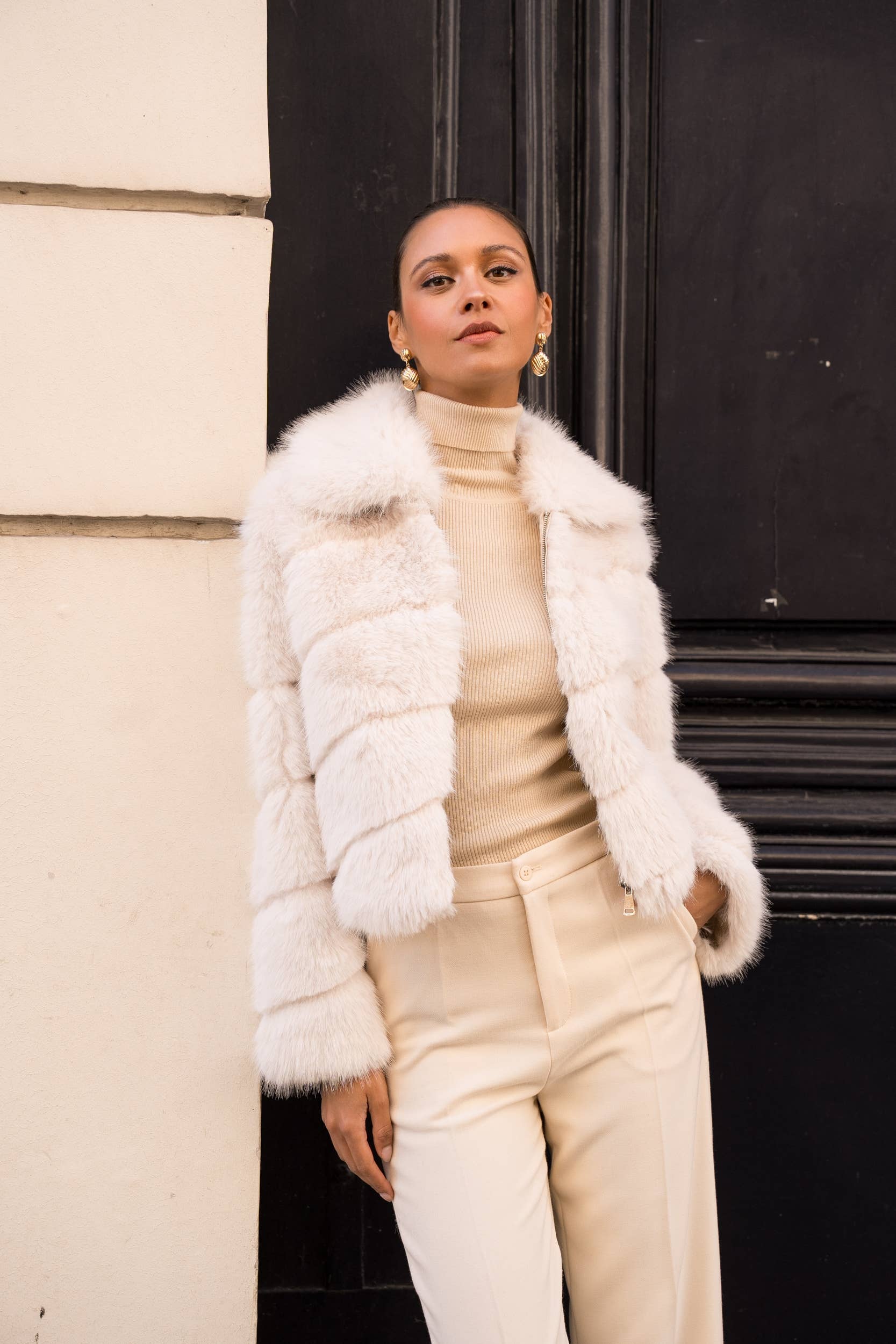 Attentif Paris - Wholesale Fur/Faux Fur Coat - Women's - Short faux fur coat with long hair and oblique stripes