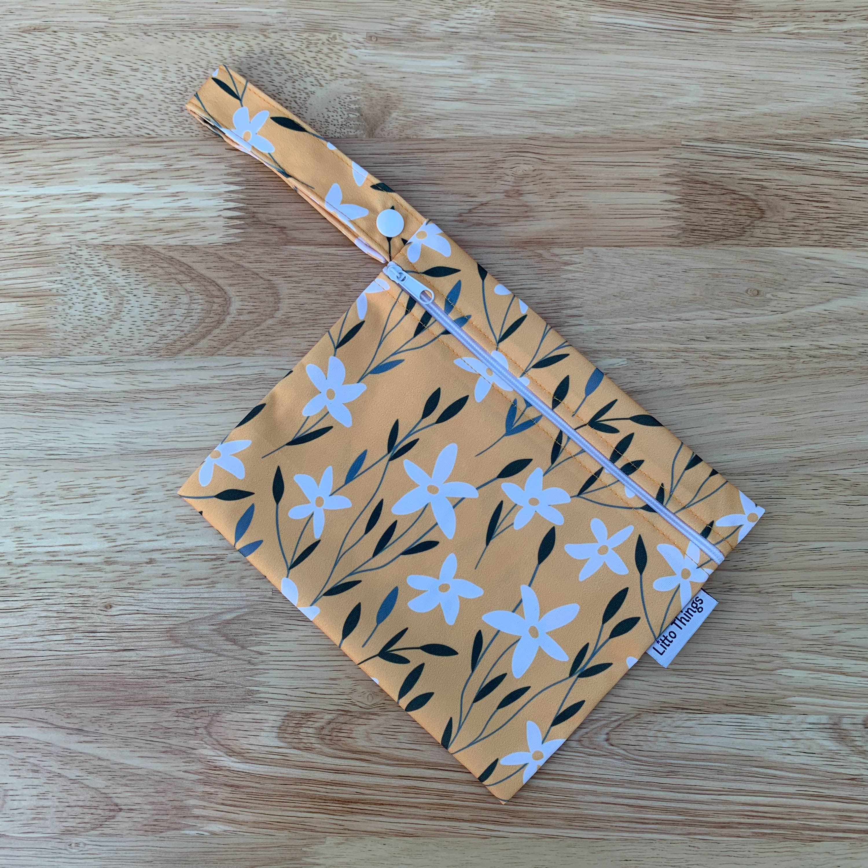 Litto Things – wholesale Blötväska - Barn och baby – Mini våt väska - små vita blommor1