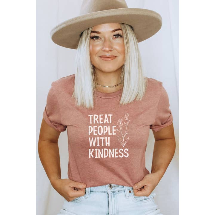 Plus Size Behandl mennesker med venlighed Grafisk Tee for engroshandel hos Bella Me