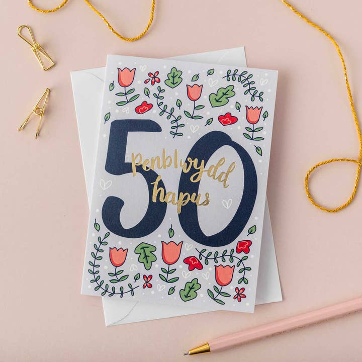 Carte d'anniversaire 'Penblwydd hapus 50' en feuille d'or pour la vente par Draenog