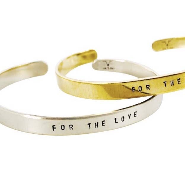 Mama Stamped Cuff Fête des Mères Saint-Valentin pour l'amour pour la vente par Lux + Luca Jewelry Co.