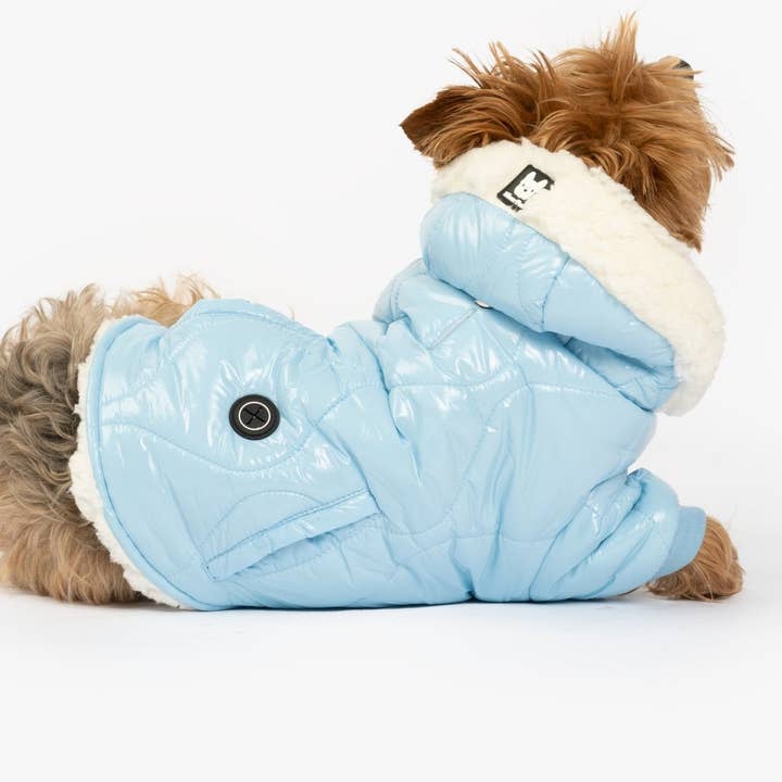 Veste pour chien Aspen Doudoune matelassée légère avec doublure en sherpa et distributeur de sacs à crottes pour la vente par Silver Paw