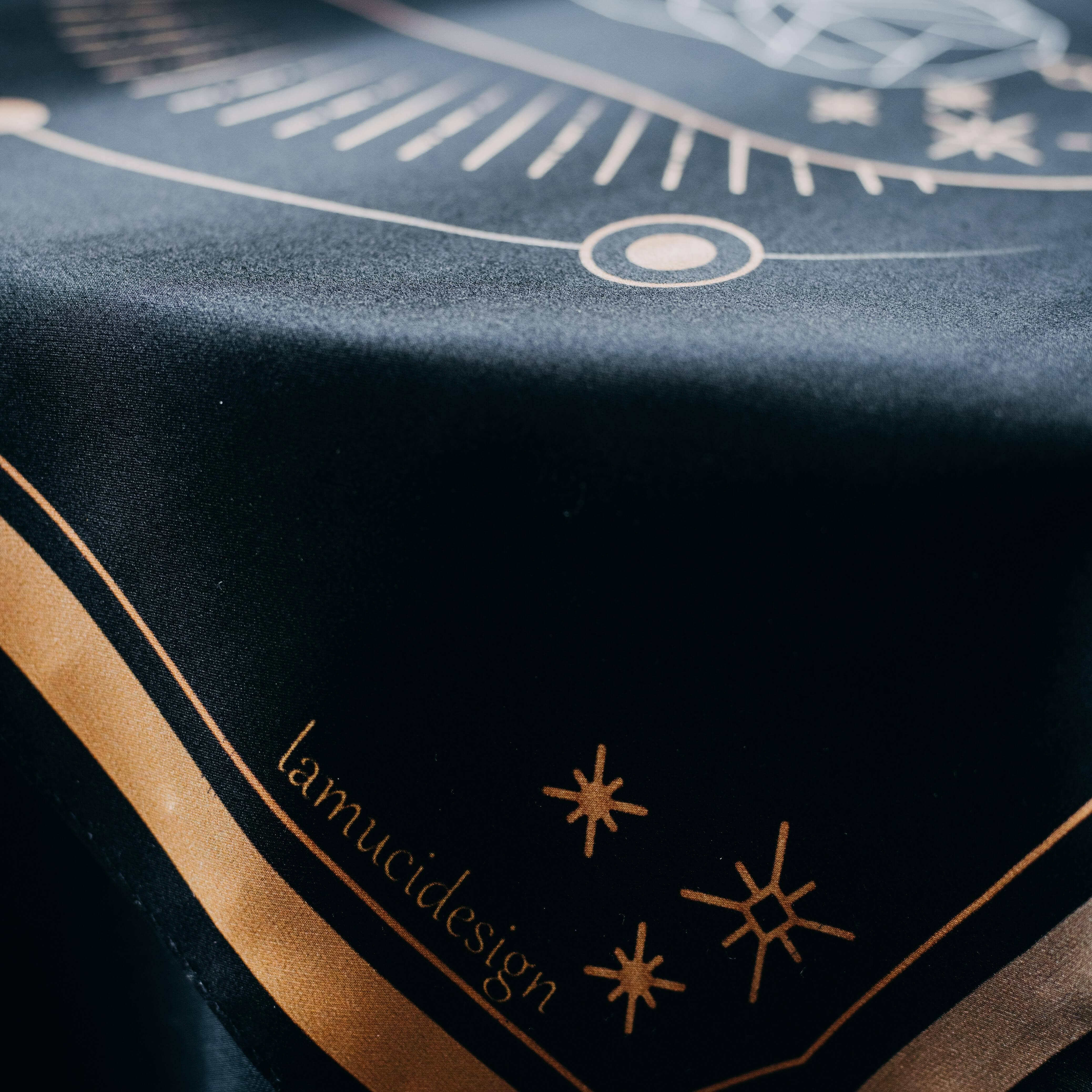 LA MUCI DESIGN - Vente Écharpe – femme - Châle en soie Hibou – Tapis mystique pour tarot et autel6