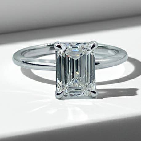 Smaragdfattad diamant solitärring i 14K massivt guld IGI-certifierad för wholesale av Triple C Diamonds