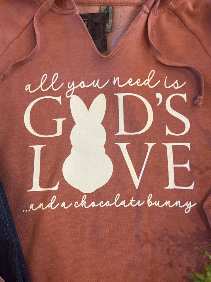 Tout ce dont vous avez besoin, c'est de l'amour de Dieu et d'un sweat à capuche lapin en chocolat. pour la vente par Two Kinds Of Krazy