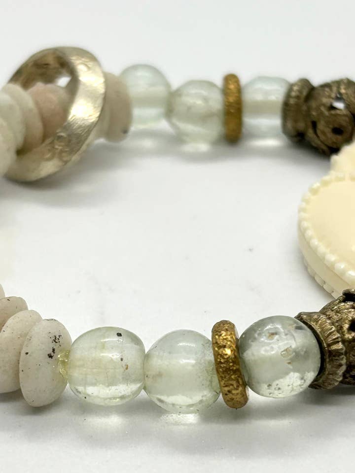 ALMA BONITA - CORAÇÃO SAGRADO BRANCO COM VIDRO RECICLADO - PULSEIRA por atacado de Beautiful Soul Jewelry