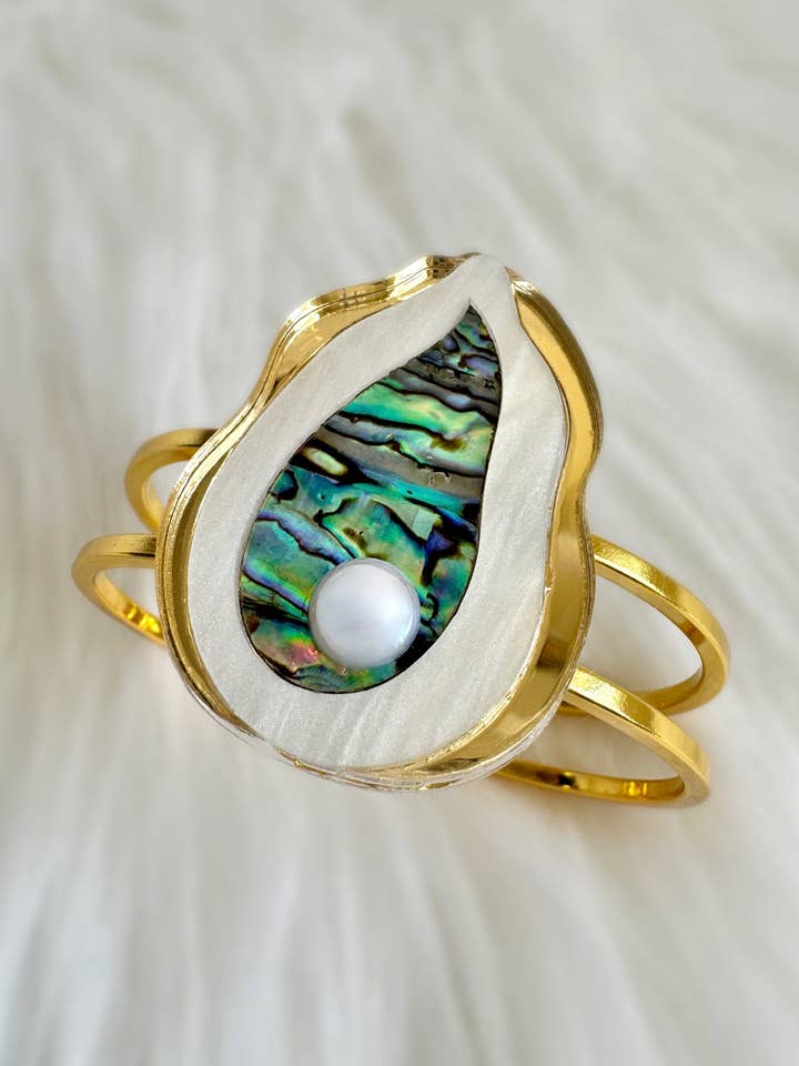 Manchette côtière en acrylique et ormeau pour la vente par Sandy + Rizzo