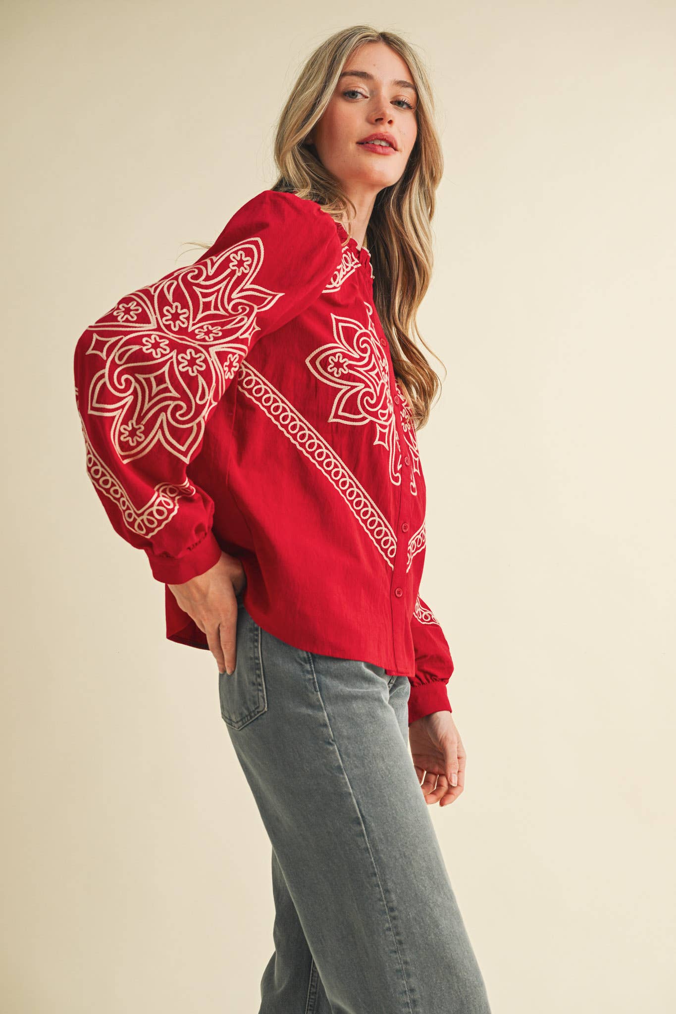 &MERCI – Engroshandel Skjorte med buttondown – til kvinder – BRODERET MOCK NECK KNAPPEBLUSE MTP333669