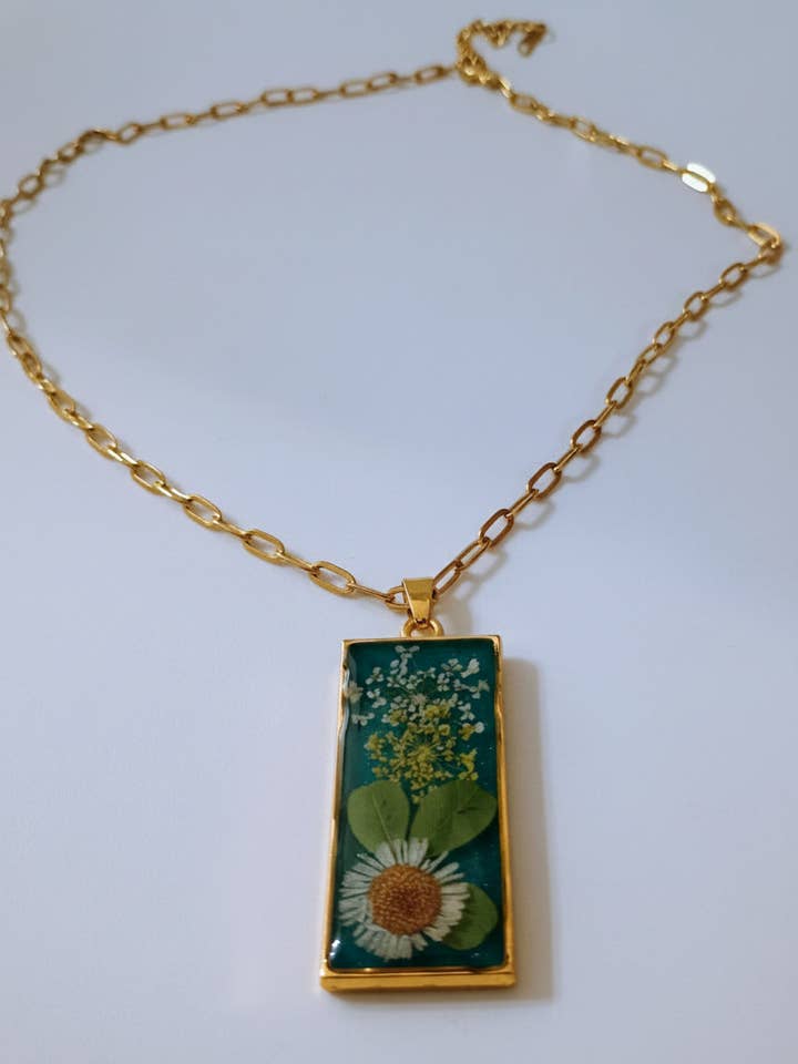 Colar com Pendente de Resina de Flor Seca - Jóia Botânica com Corrente Dourada por atacado de American Taina Crafts