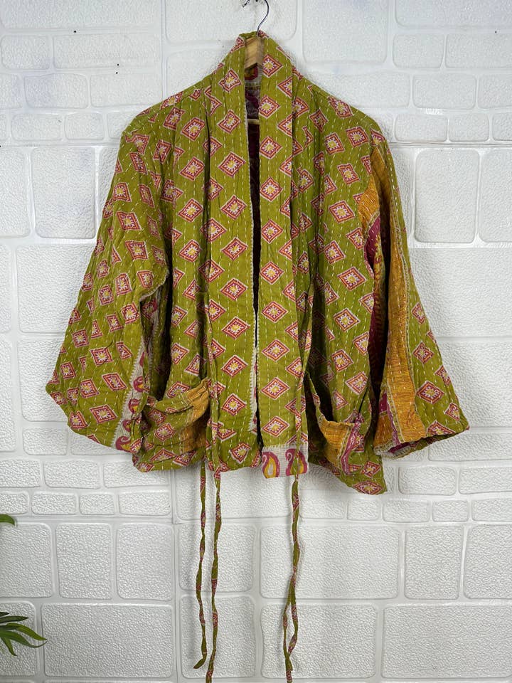 Chaqueta vintage Fine Kantha, única en su tipo, estilo bohemio corto para venta al por mayor de The Eastern Loom