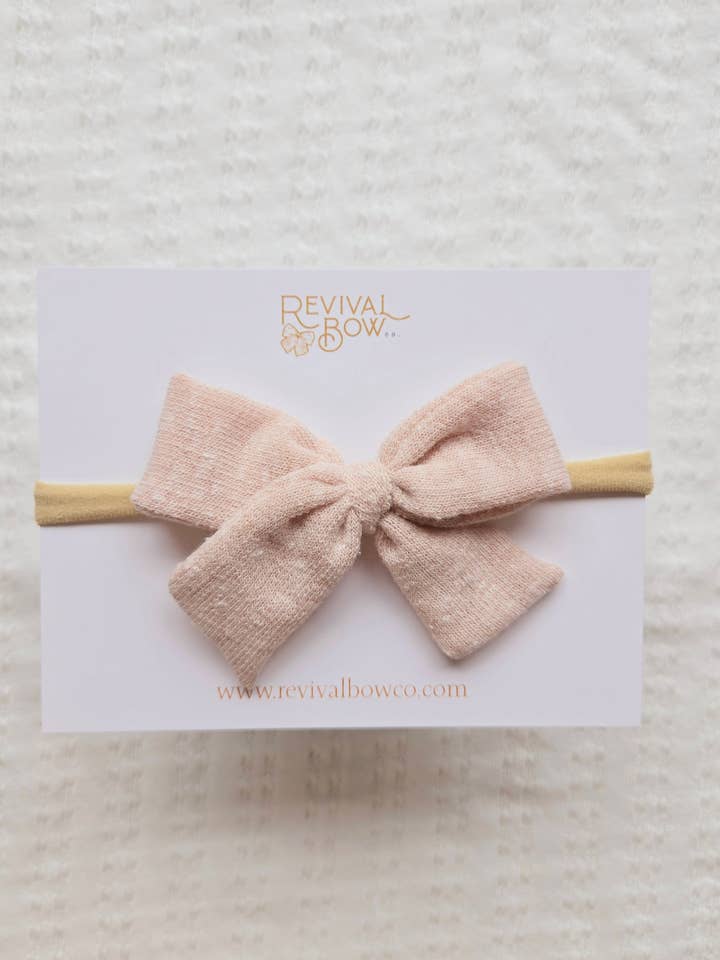 Lille håndbundet sløjfe på pandebånd • Varm Beige for engroshandel hos Revival Bow Co.