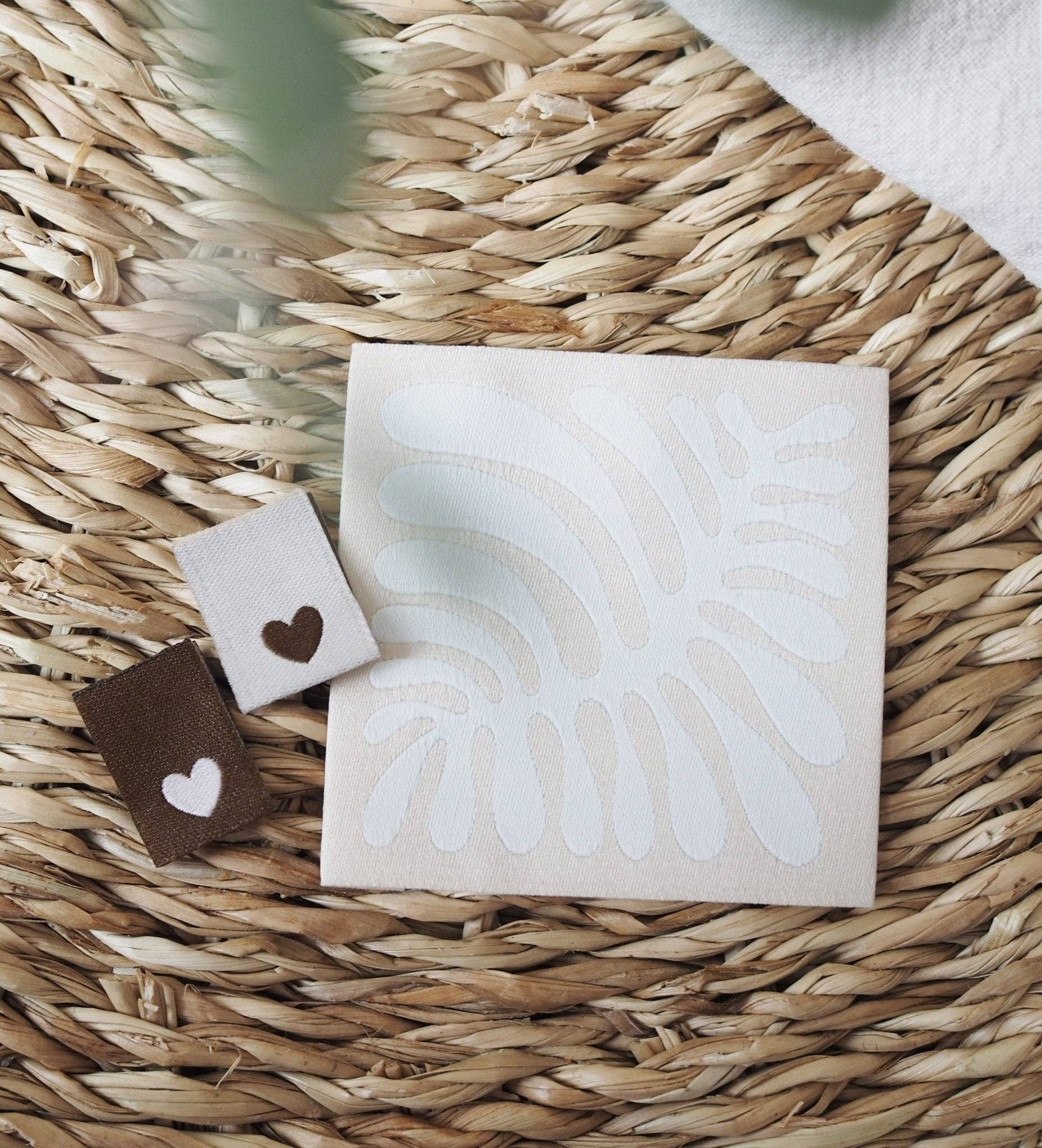 Paul und Clara - Venta al por mayor Material para manualidades - Mini etiqueta plegable *Corazones Marrón/Rosa* - Set de 34