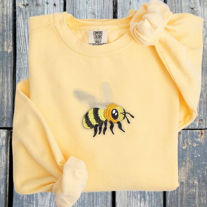 FuzzyBigBee - Comfort Colors® Ringgesponnenes Sweatshirt mit Rundhalsausschnitt für den Großhandel von Cinci Made Embroidery