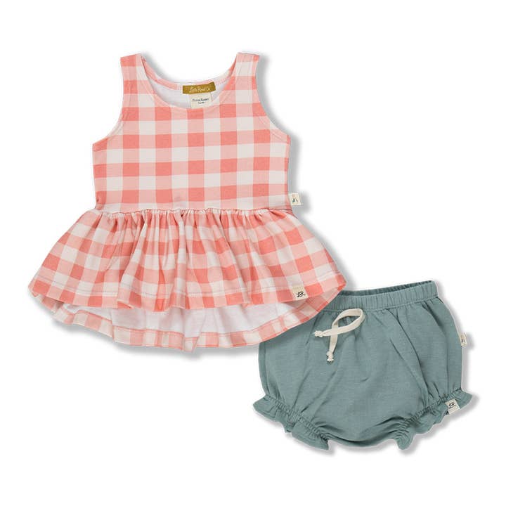 Cottontail Pink Zefyr Peplum Top Og Puddle Blå Ruffle Shorties Sæt for engroshandel hos Little Road Co.