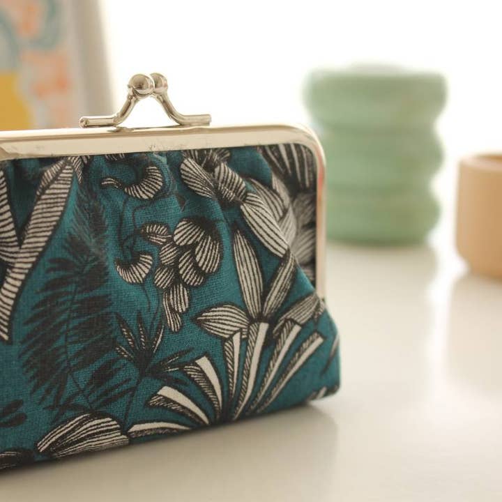 Monedero Ally tropical azul y otras tendencias de Resultados para carteras y monederos al por mayor. Devoluciones gratuitas y condiciones de pago a 60 días en Faire en Faire.