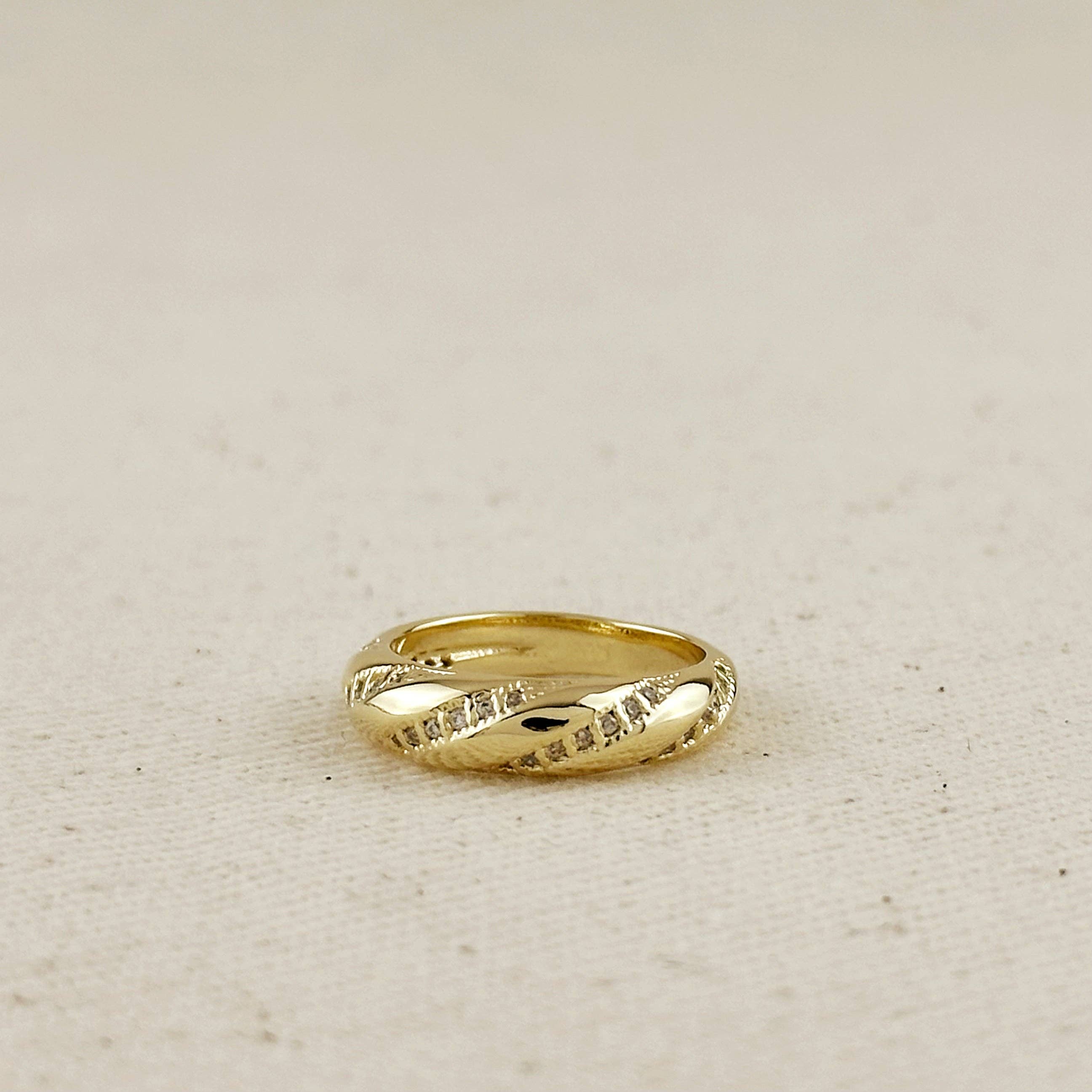 GoldFi - Vente Bague avec plusieurs pierres - Bague en or rempli 18k avec détail de ruban en zircon cubique7