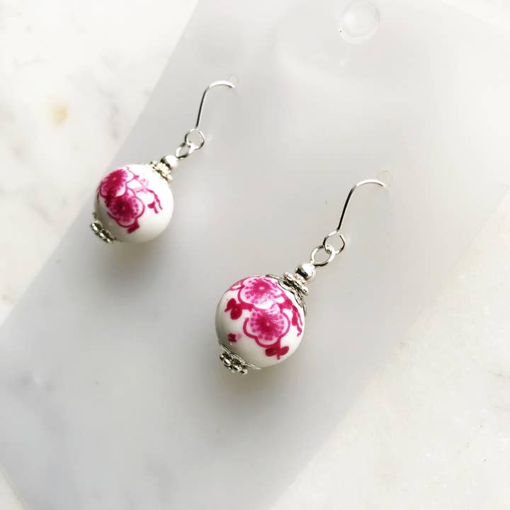 Carmen Miller Jewellery – wholesale Hängande örhängen – Vintage rosa porslin pärlor örhängen3