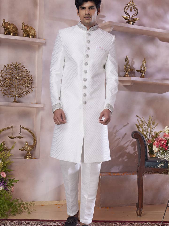 Weißer Banarasi Seiden Indo Western Traditioneller Sherwani Langer Kurta & Anzughose für Herren für Hochzeit - Jacquard-Arbeit, Stickerei-Arbeit für den Großhandel von HATKE BRIDE