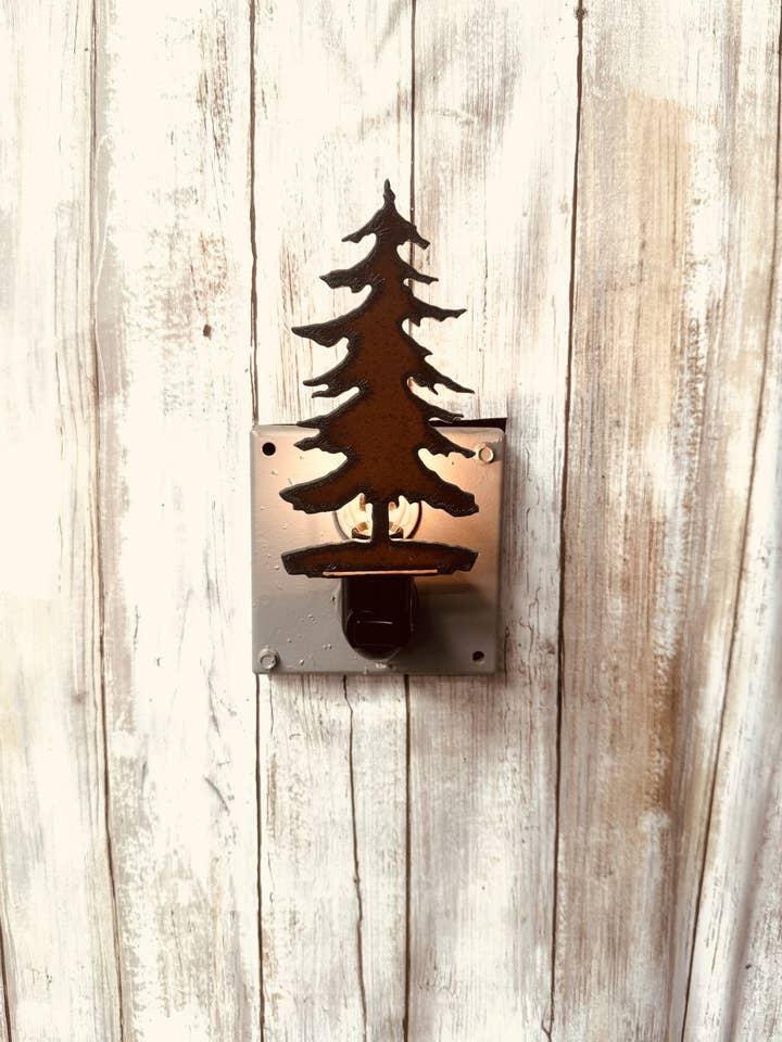 Imagen de lámpara nocturna Emporium Pine Tree de metal rústico para cabaña para venta al por mayor de Universal Ironworks USA