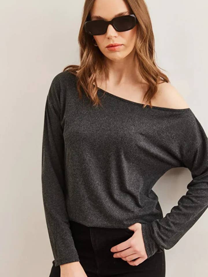 Maglione drappeggiato in lana e viscosa con scollo a barca per la vendita all'ingrosso da parte di Hoxton Gal