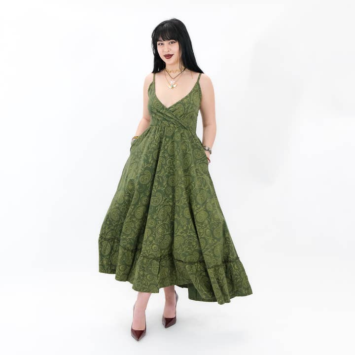 Robe maxi Cottage Bloom à motif cachemire pour la vente par Karma Nepal Crafts