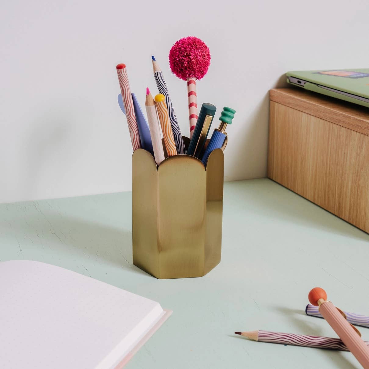 Papier UK – wholesale Pen & pencil holder – Scallop Edge Pen Pot2