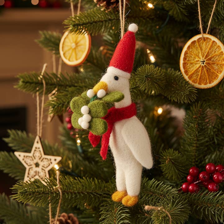 Handgemaakte vilten hangende kerstdecoratie eendje met kerstkussen voor wholesale door Felt So Good