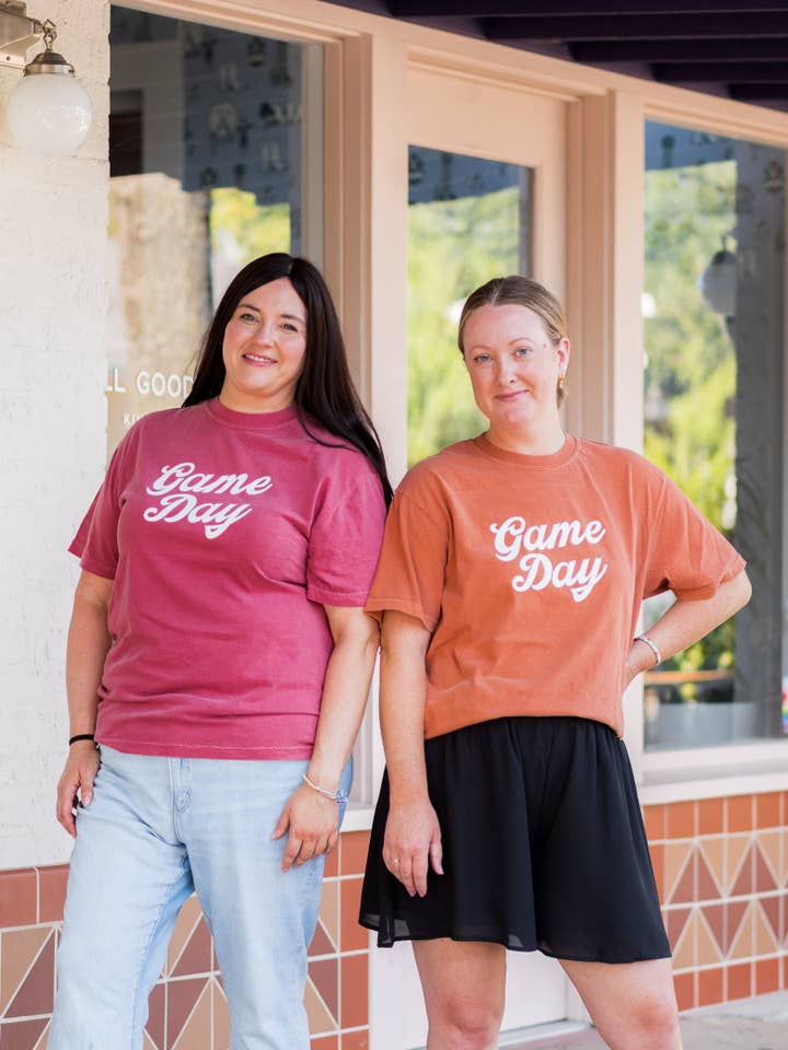 Maglietta Script del Giorno della Partita per la vendita all'ingrosso da parte di Girl Riot Society by Mosaic Makers Co