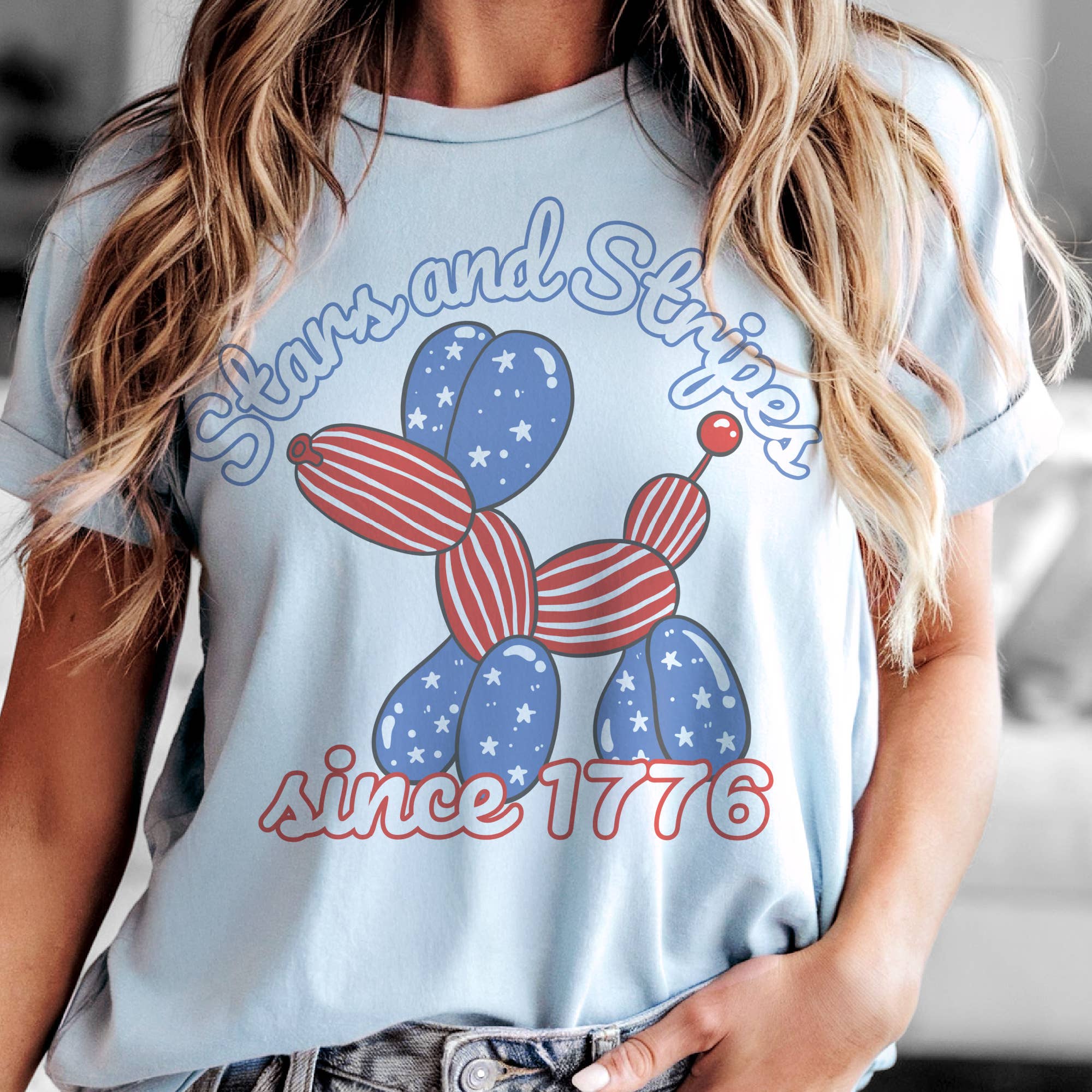 Par.tees by Party On! – Engroshandel Grafisk t-shirt - Dame – USA Stars and Stripes Ballonhund 4. juli Grafisk T-shirt1
