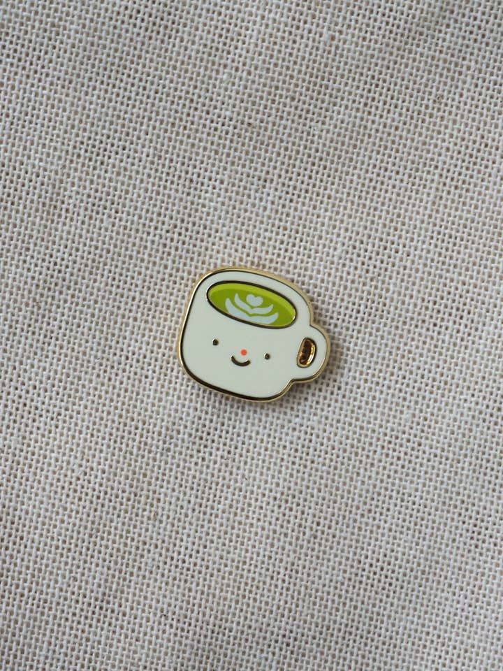 pin's émaillé « matcha latte » pour la vente par natamori