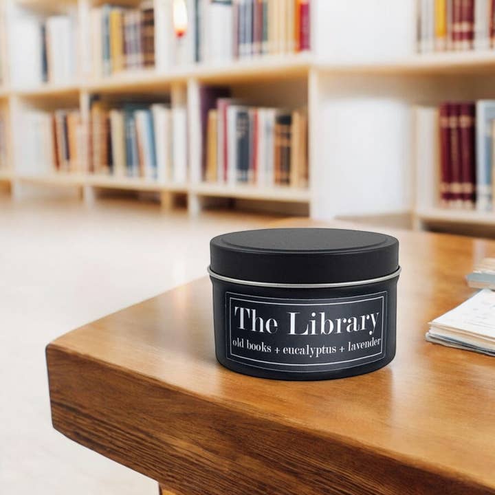 De Bibliotheek 4oz Kaars Oude Boeken + Eucalyptus + Lavendel en andere Strooizout wholesale inkopen. Gratis retourzendingen en een 60-dagen netto betalingstermijn op Faire.com trends op Faire.