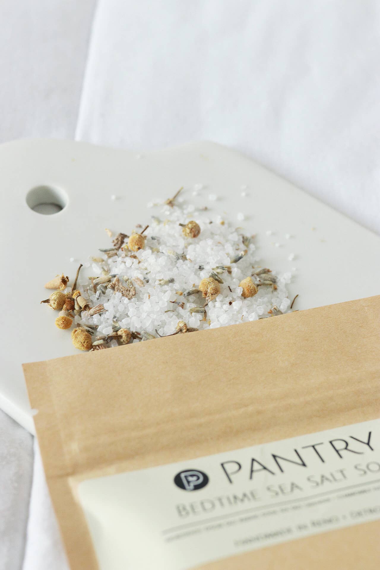 Pantry Products - Skin, Body, + Wellness - Wholesale Badzout - Zeezoutbad voor het slapengaan, kalmerend badzout met lavendel en kamille1