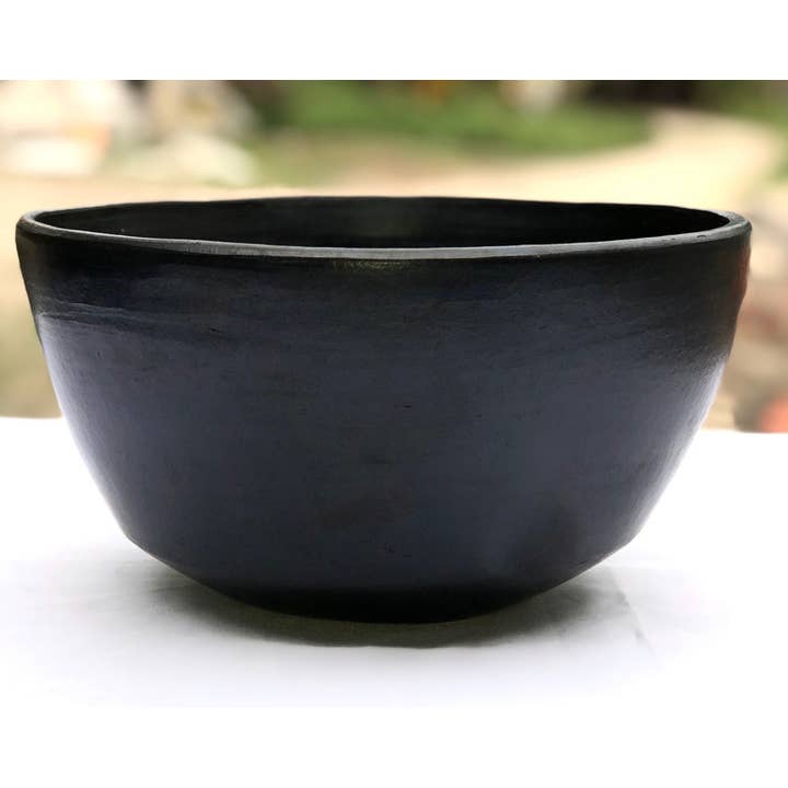 Handgemaakte Zwarte Klei Salade- & Serveerschaal – La Chamba voor wholesale door Authentic Origin Colombia