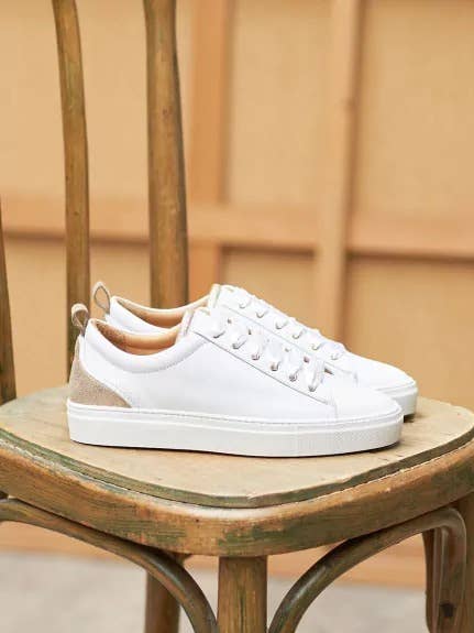 Zapatillas Lola blancas con detalles dorados para venta al por mayor de Pied de Biche