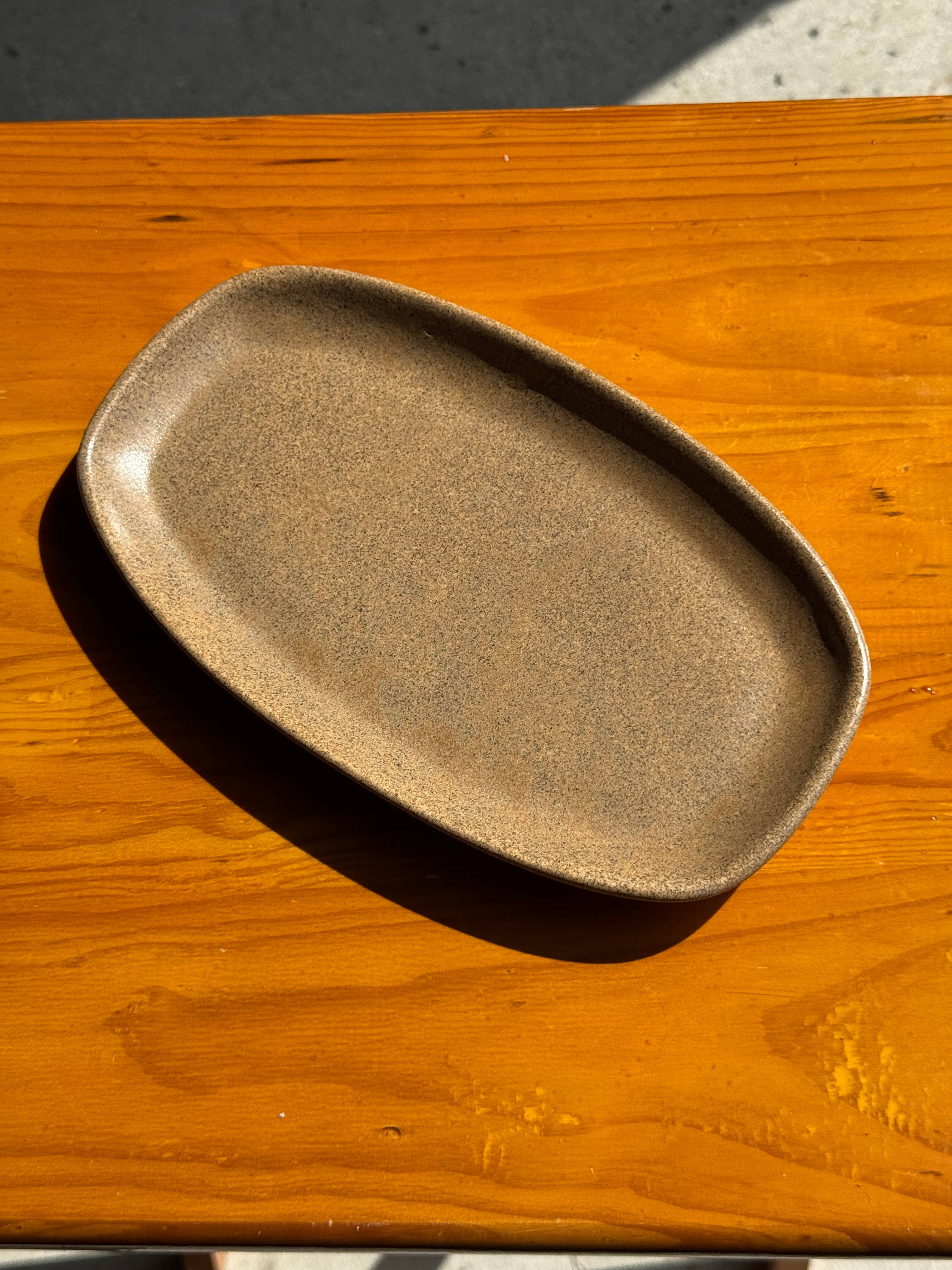 Small oval dish with speckled brown rectangular edges for wholesale on Faire1