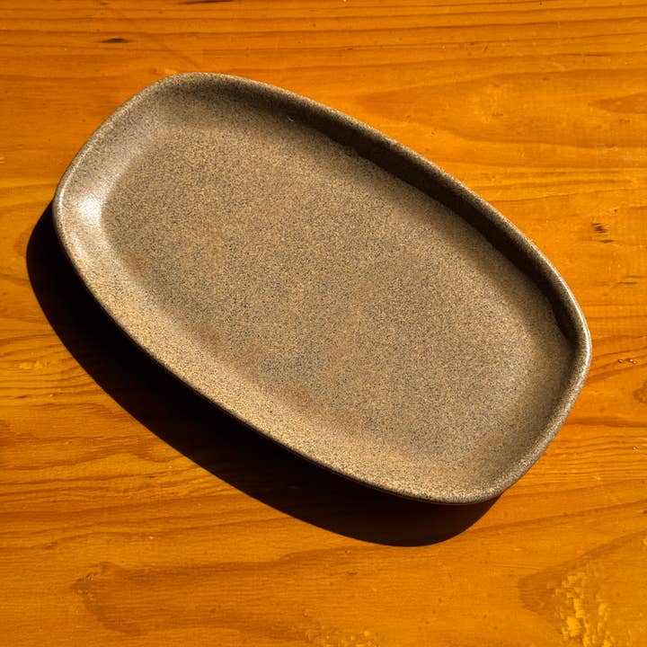 Small oval dish with speckled brown rectangular edges for wholesale on Faire1