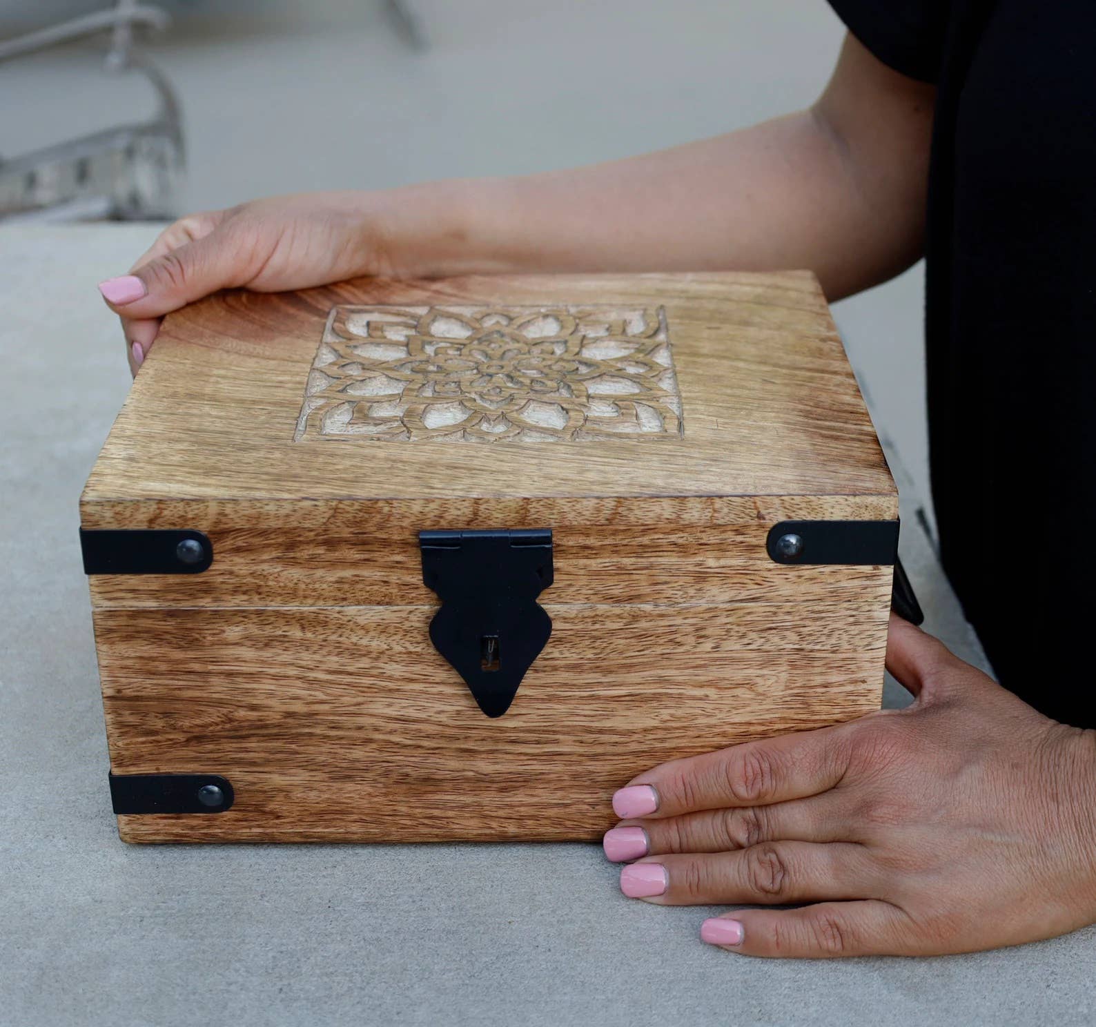 Stor Premium håndskåret Lotus træ souveniræske for engroshandel hos Lungta Imports