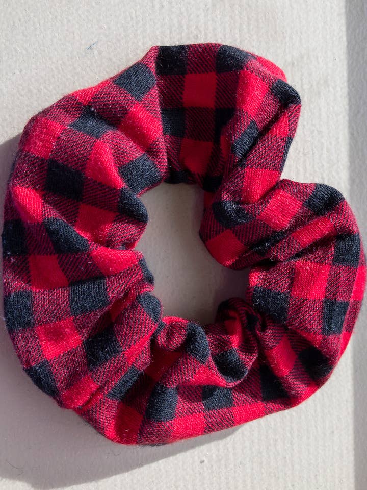 Chouchou à carreaux rouge et noir pour la vente par Art By Vivian Rodarte