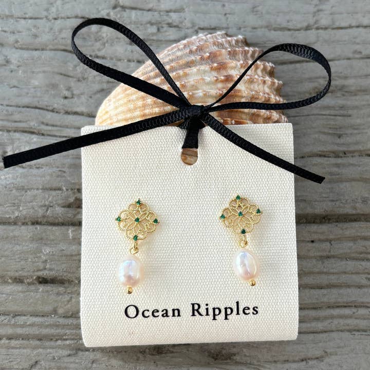 Boucles d'oreilles en filigrane vertes en perles d'eau douce plaquées or 14 carats pour la vente par Ocean Ripples