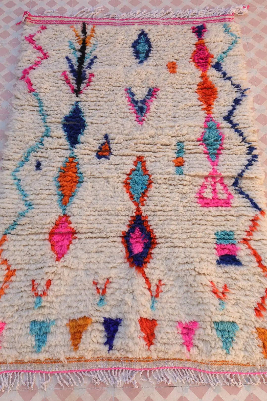 Néda – Engroshandel Løst tæppe – Hvidt Azilal Berber Tæppe med Fluorescerende Farvede Mønstre -5