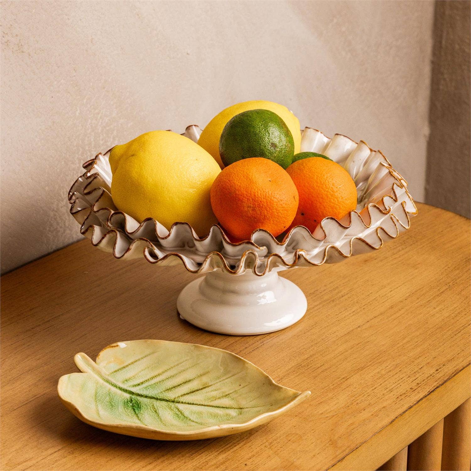 Audrey's Home & Gift - Vendita all'ingrosso Ciotole/Piatti decorativi - Composta con Volant Applicati a Mano (PC)