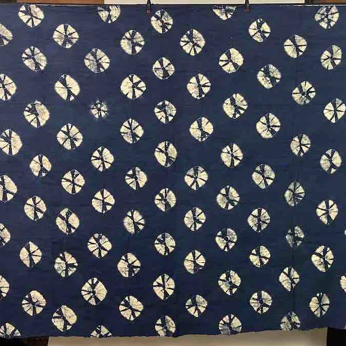 Textile de coton africain du Mali tie-dye bleu XL | 84 x 56 » pour la vente par The Niger Bend