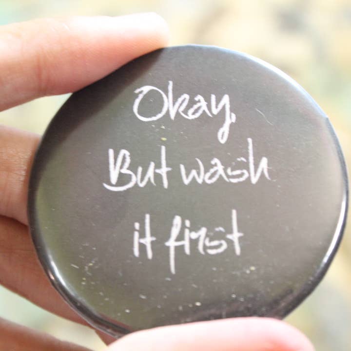 Vale, pero lávalo primero//botón con respaldo de metal de 2.25 pulgadas para venta al por mayor de Raven Design